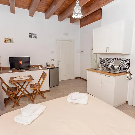 Centro Storico Redmood House A 5 Min Dal Mare, Wi-fi, A/c E Netflix Apartment